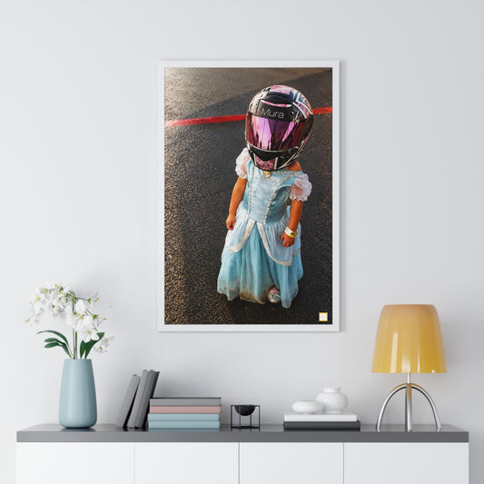 Vue du poster encadré Buba de Mura : enfant en robe de princesse bleue portant un casque de course