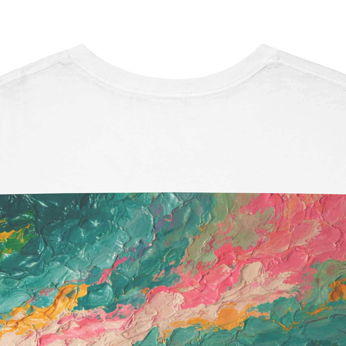 Tee-shirt blanc Mura CLUB, logo club et œuvre Océan de lave — porté
