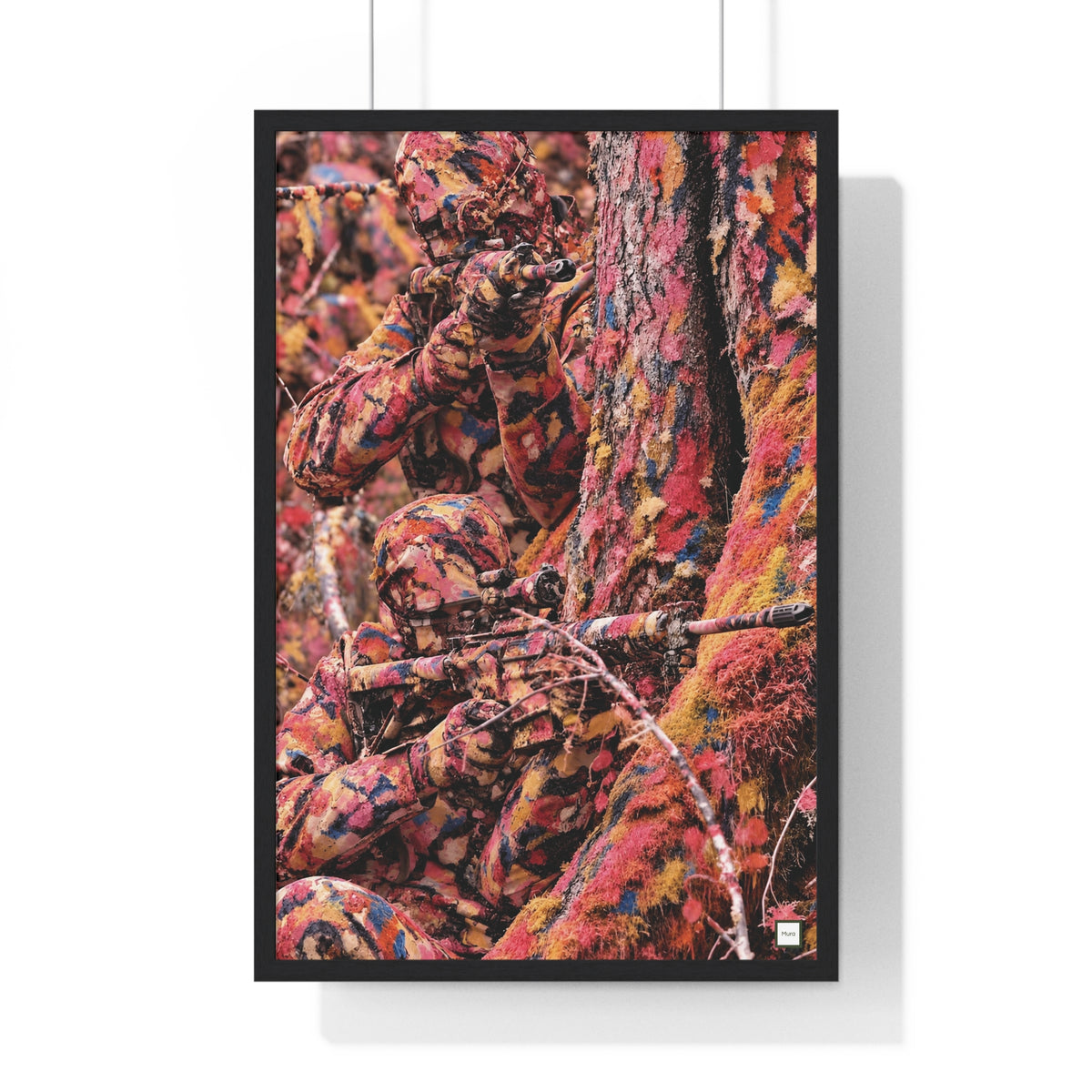 Poster encadré Soldats Visages de Mura : soldats fondus dans un camouflage rouge, rose et bleu