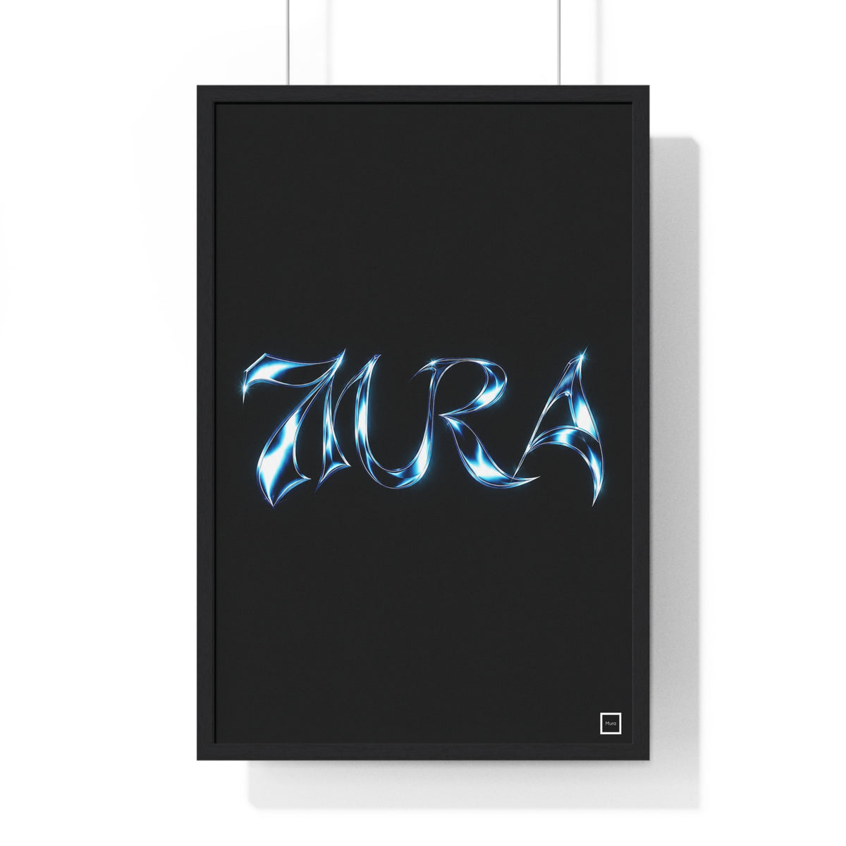 Vue du poster encadré 7URA de Mura : lettres chromées bleu glacier sur fond noir