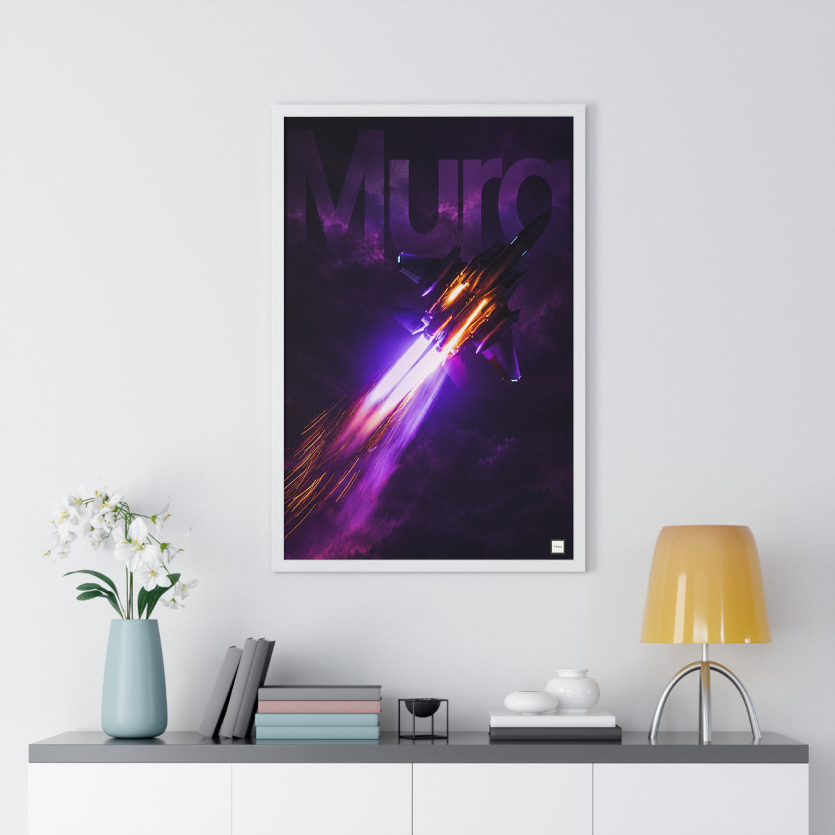 Vue du poster encadré Décollage de Mura : avion de chasse et traînée de feu dans un ciel violet