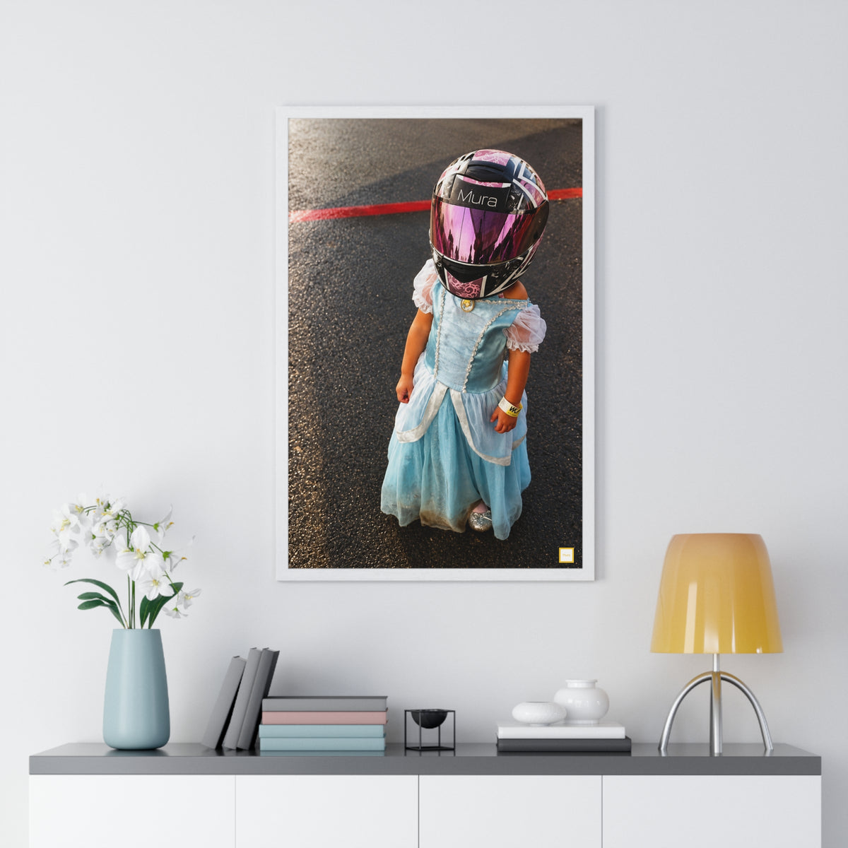 Vue du poster encadré Buba de Mura : enfant en robe de princesse bleue portant un casque de course