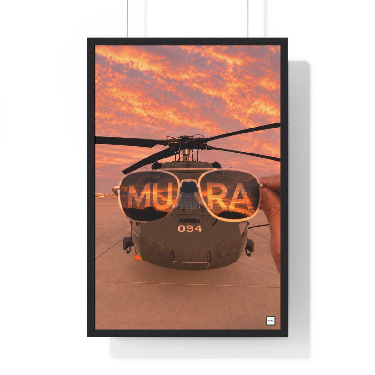 Poster encadré Muraptère de Mura : hélicoptère militaire au coucher du soleil, lunettes d'aviateur reflétant MURA
