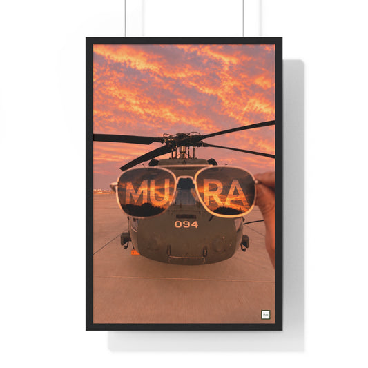 Poster encadré Muraptère de Mura : hélicoptère militaire au coucher du soleil, lunettes d'aviateur reflétant MURA