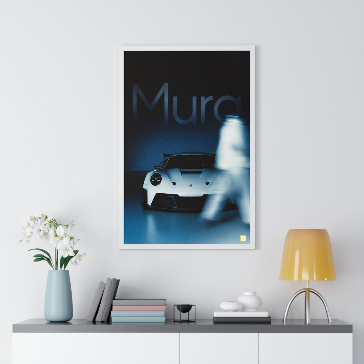 Vue du poster encadré Mura Porsche : voiture de sport blanche dans un studio bleu nuit, silhouette en mouvement