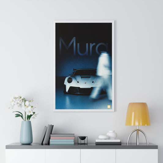Vue du poster encadré Mura Porsche : voiture de sport blanche dans un studio bleu nuit, silhouette en mouvement