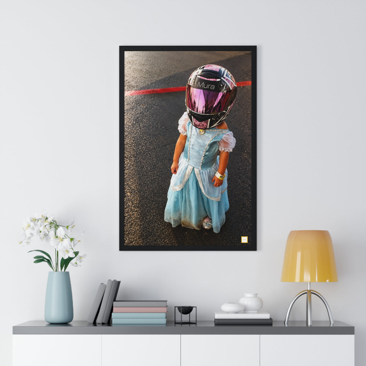 Vue du poster encadré Buba de Mura : enfant en robe de princesse bleue portant un casque de course