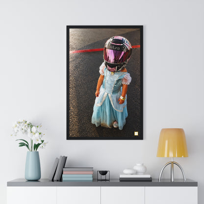 Vue du poster encadré Buba de Mura : enfant en robe de princesse bleue portant un casque de course