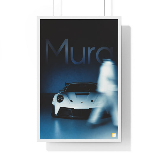 Poster encadré Mura Porsche : voiture de sport blanche dans un studio bleu nuit, silhouette en mouvement