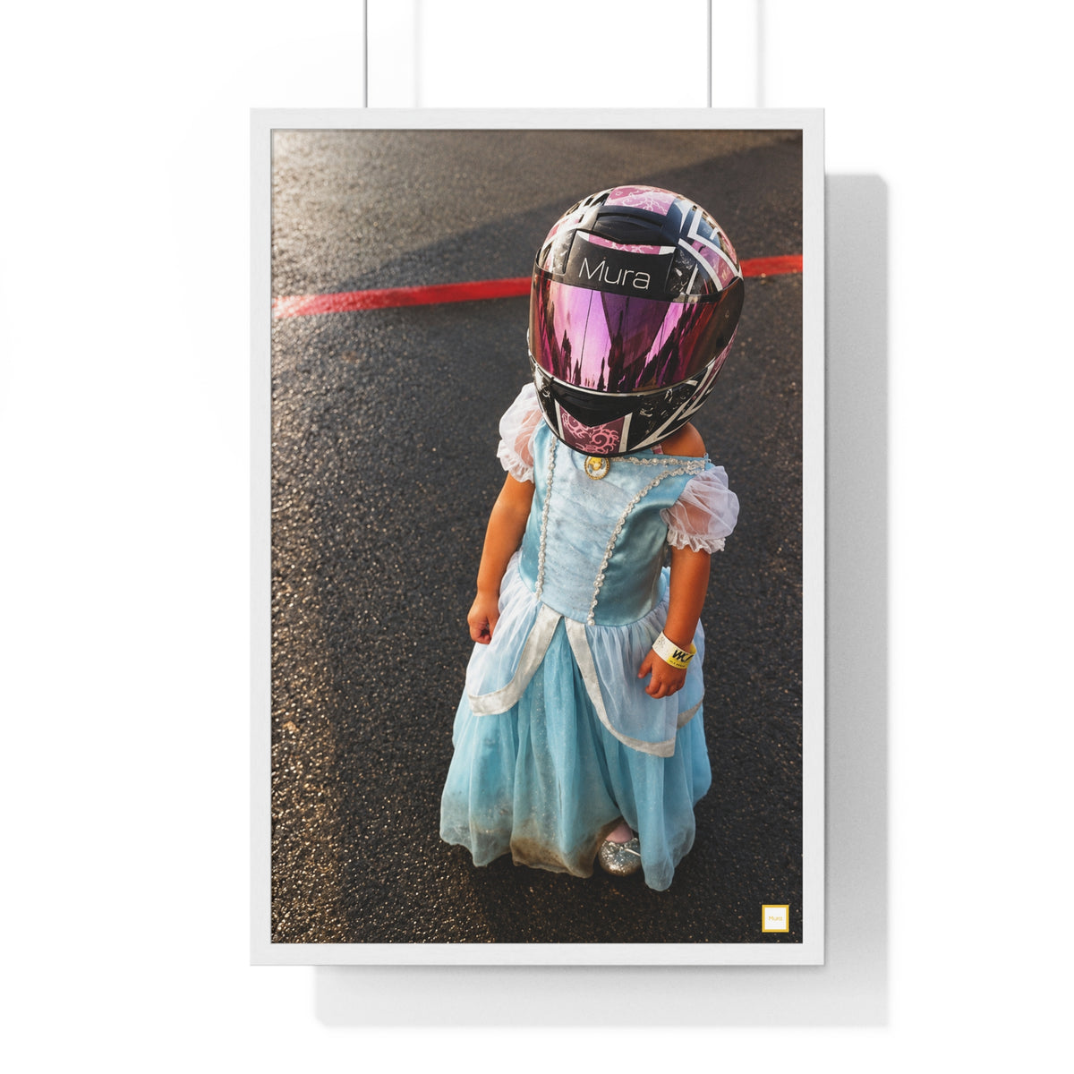 Poster encadré Buba de Mura : enfant en robe de princesse bleue portant un casque de course