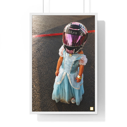 Poster encadré Buba de Mura : enfant en robe de princesse bleue portant un casque de course