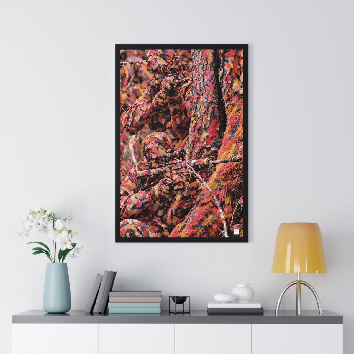 Vue du poster encadré Soldats Visages de Mura : soldats fondus dans un camouflage rouge, rose et bleu