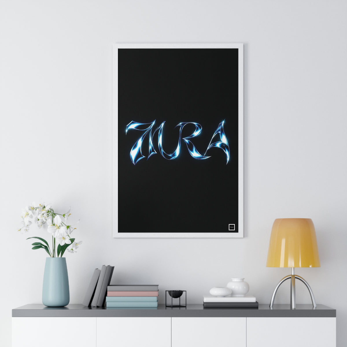 Vue du poster encadré 7URA de Mura : lettres chromées bleu glacier sur fond noir