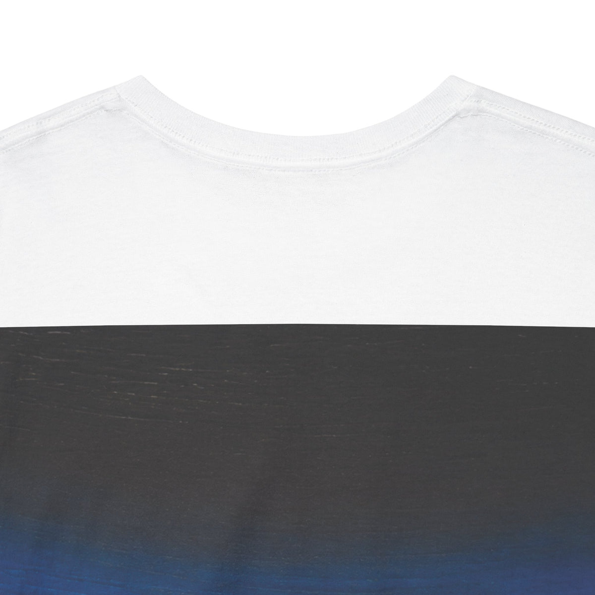Tee-shirt blanc Mura, œuvre Stardustphère — porté