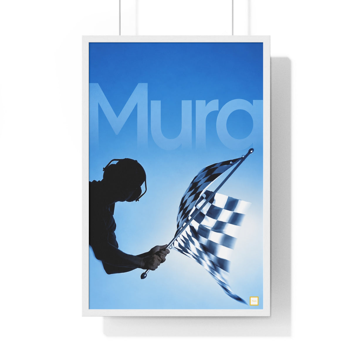 Poster encadré Start de Mura : silhouette de pilote brandissant le drapeau à damier sur ciel bleu
