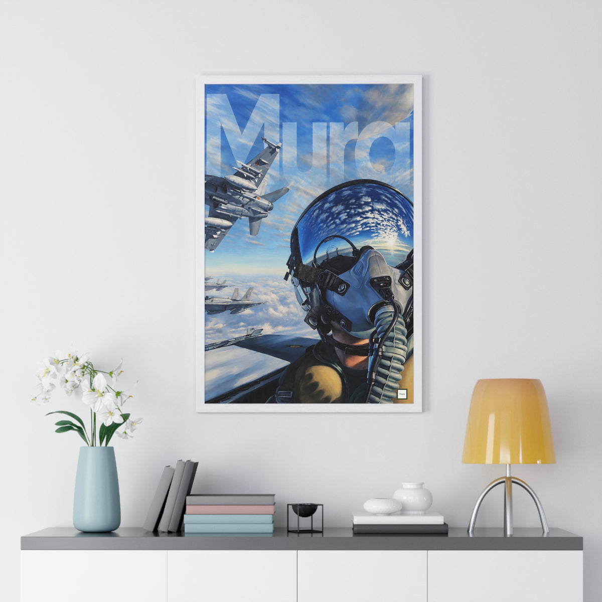 Vue du poster encadré Pilote de Mura : pilote de chasse casqué, visière miroir et avions de combat dans le ciel bleu