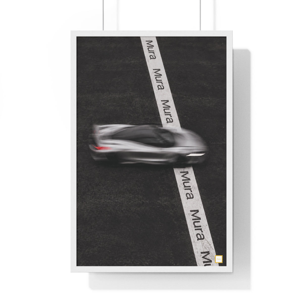 Poster encadré Finish Line de Mura : supercar argentée en mouvement sur asphalte noir, bande blanche signée Mura