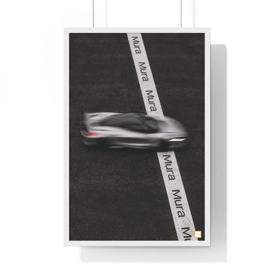Poster encadré Finish Line de Mura : supercar argentée en mouvement sur asphalte noir, bande blanche signée Mura