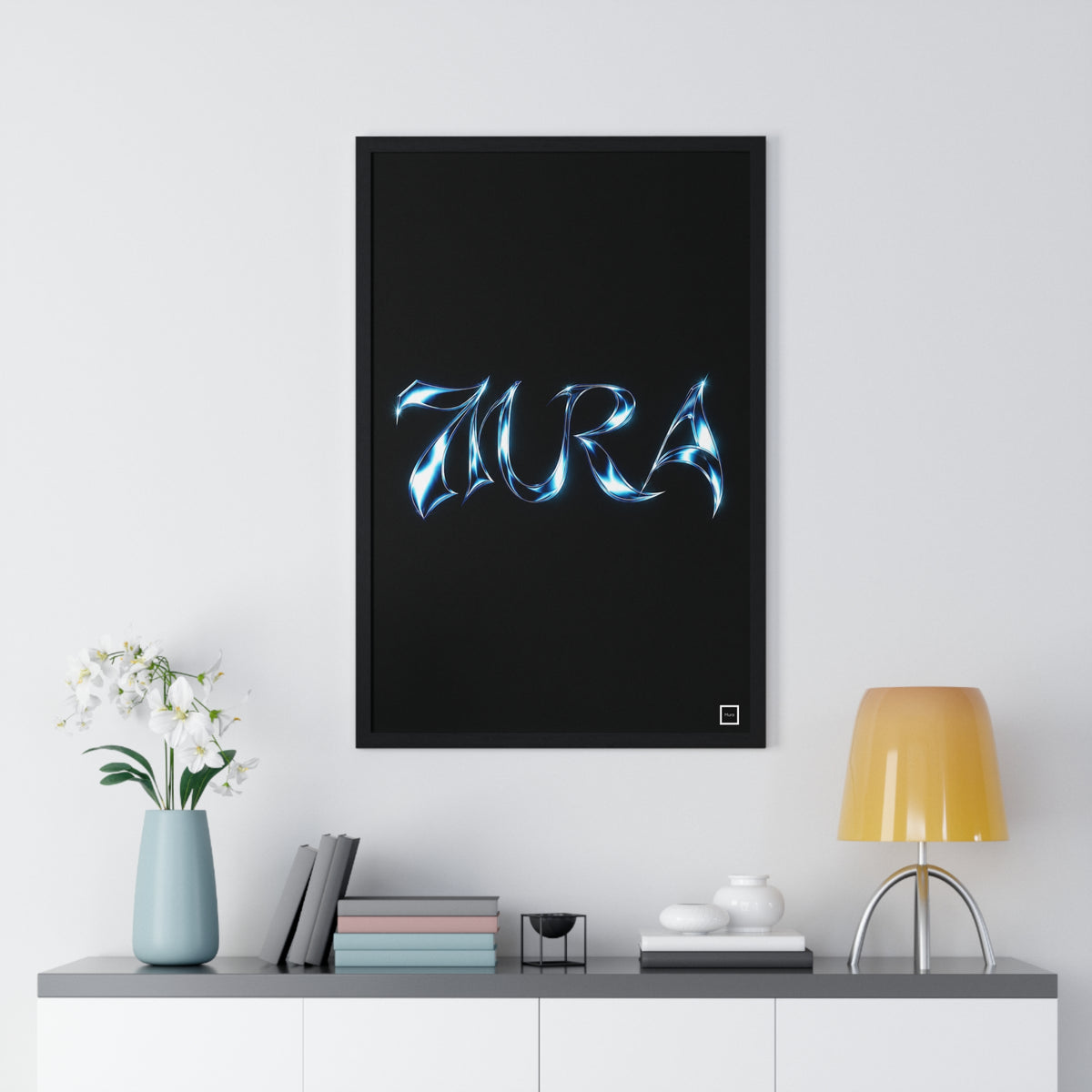 Vue du poster encadré 7URA de Mura : lettres chromées bleu glacier sur fond noir