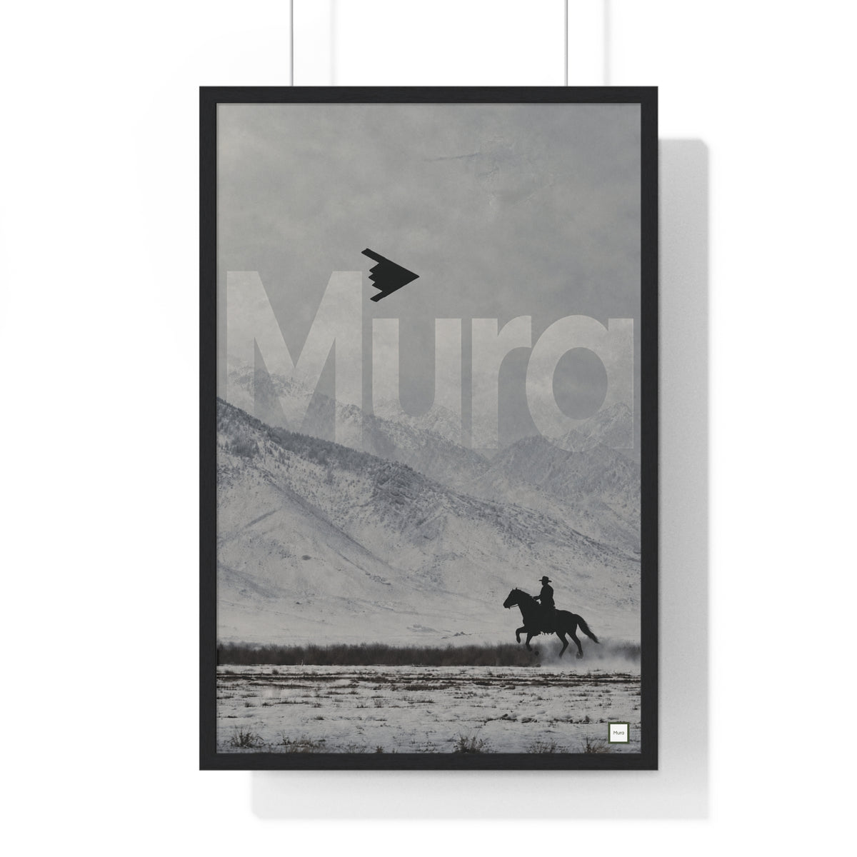 Poster encadré Horse Fly de Mura : cavalier au galop et avion furtif dans une steppe enneigée, noir et blanc