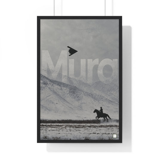 Poster encadré Horse Fly de Mura : cavalier au galop et avion furtif dans une steppe enneigée, noir et blanc