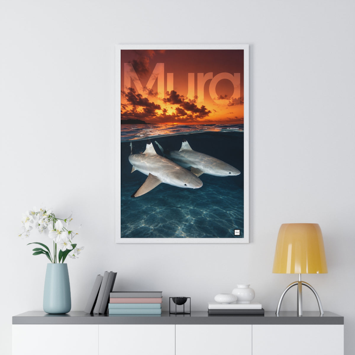 Vue du poster encadré Shark de Mura : deux requins sous la surface et coucher de soleil sur l'océan
