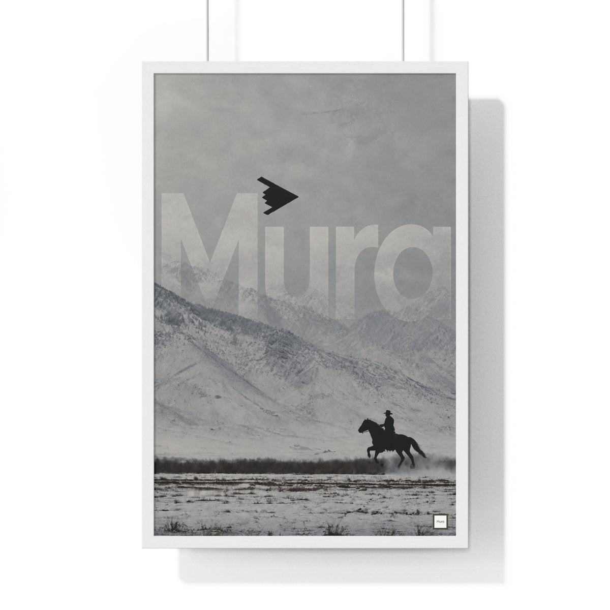 Vue du poster encadré Horse Fly de Mura : cavalier au galop et avion furtif dans une steppe enneigée, noir et blanc