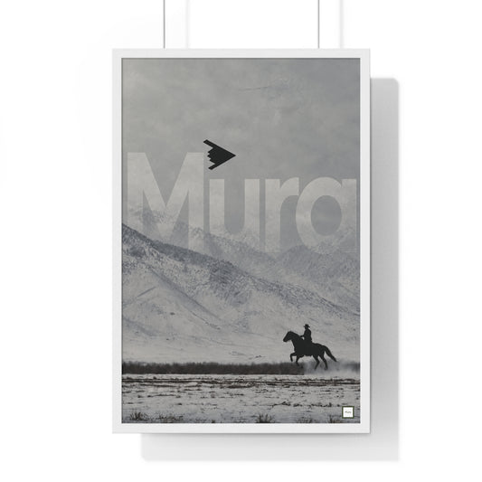 Vue du poster encadré Horse Fly de Mura : cavalier au galop et avion furtif dans une steppe enneigée, noir et blanc