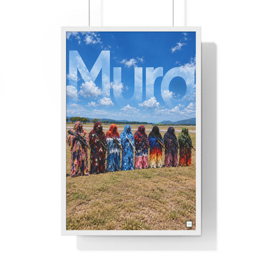 Poster encadré All Camo de Mura : silhouettes en tissus colorés sous un grand ciel bleu