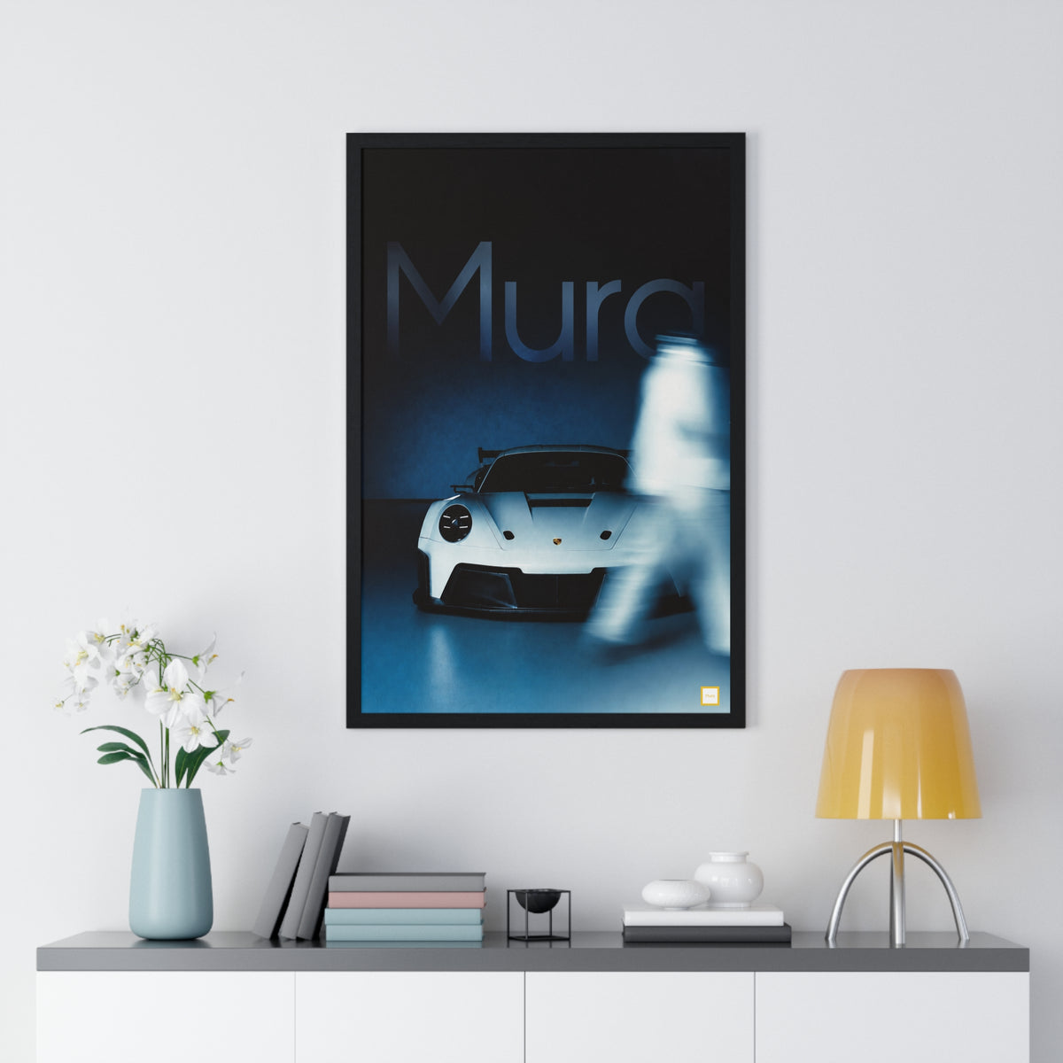 Vue du poster encadré Mura Porsche : voiture de sport blanche dans un studio bleu nuit, silhouette en mouvement