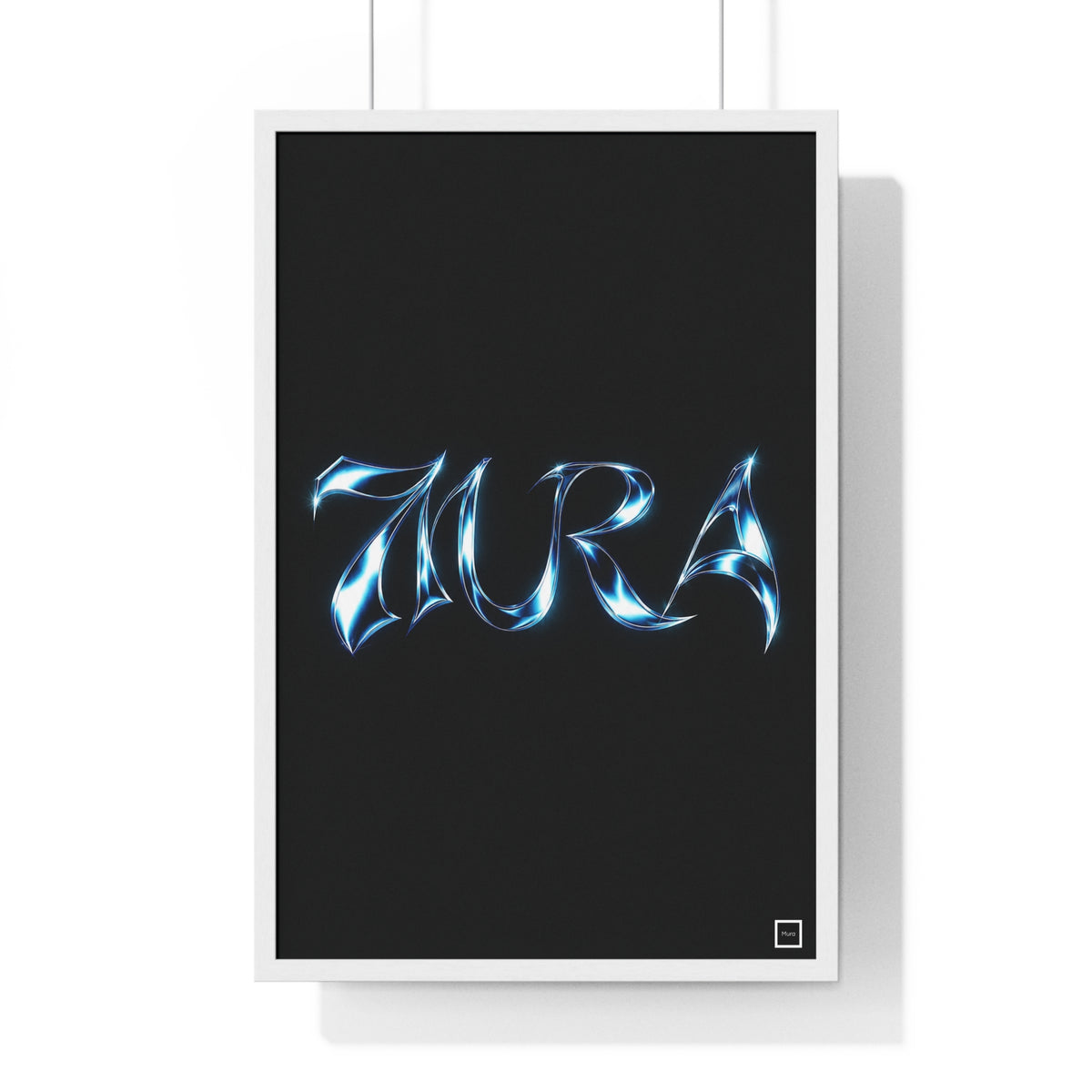 Poster encadré 7URA de Mura : lettres chromées bleu glacier sur fond noir
