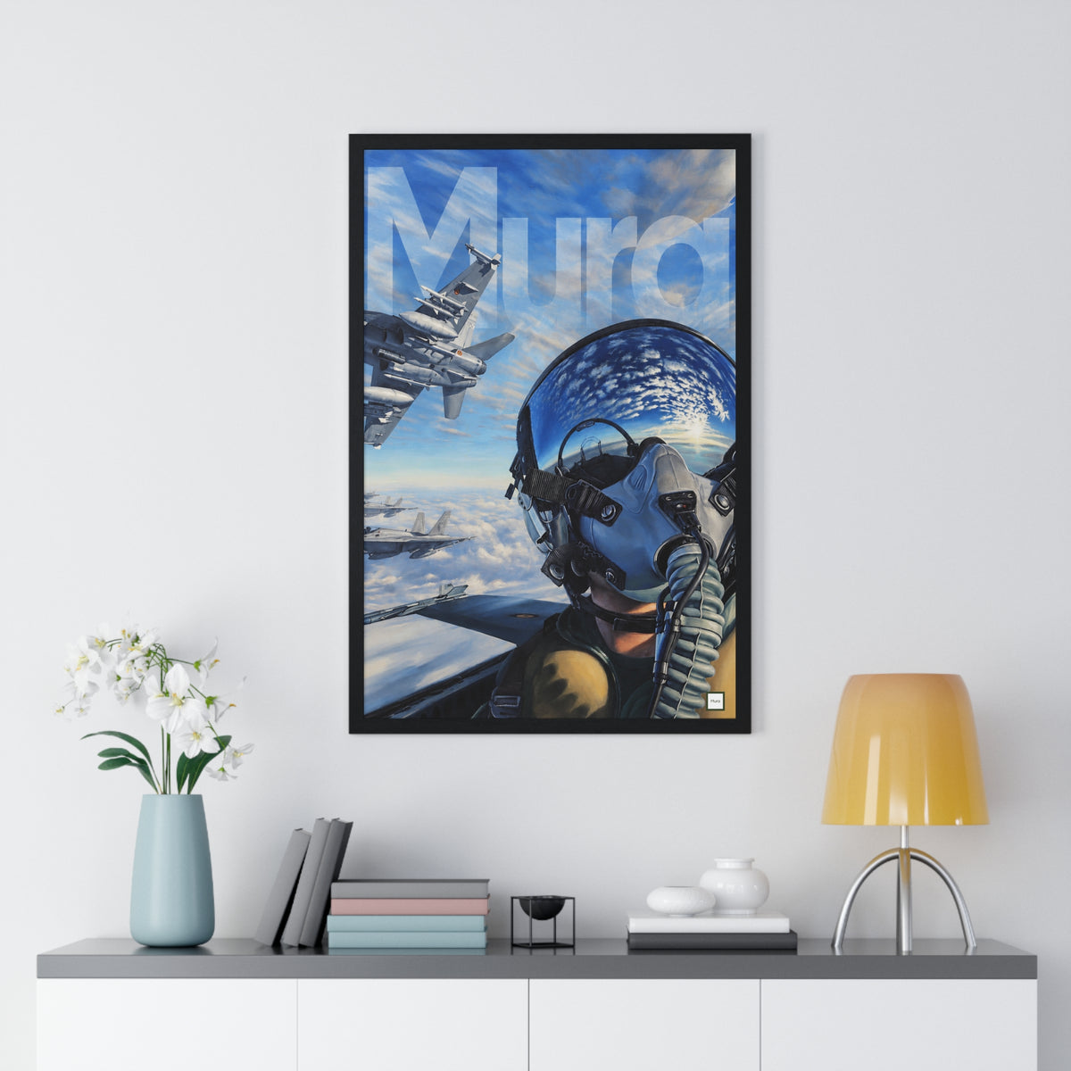 Vue du poster encadré Pilote de Mura : pilote de chasse casqué, visière miroir et avions de combat dans le ciel bleu