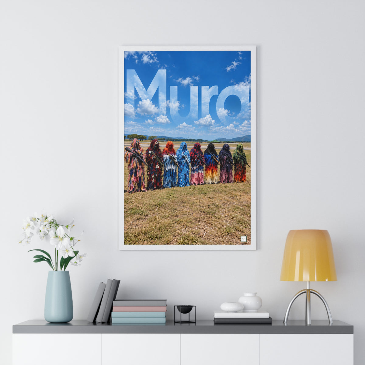 Vue du poster encadré All Camo de Mura : silhouettes en tissus colorés sous un grand ciel bleu