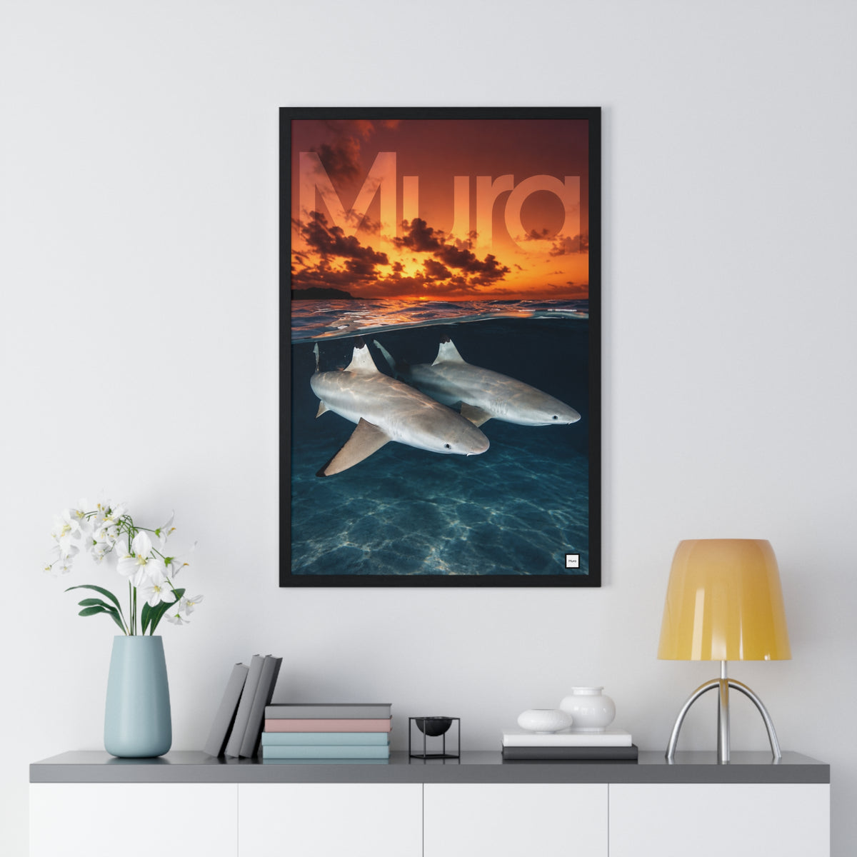 Vue du poster encadré Shark de Mura : deux requins sous la surface et coucher de soleil sur l'océan