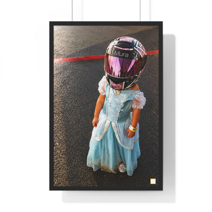 Vue du poster encadré Buba de Mura : enfant en robe de princesse bleue portant un casque de course