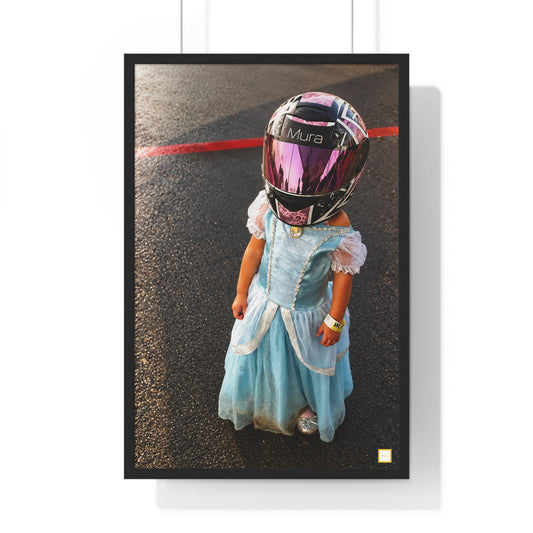 Vue du poster encadré Buba de Mura : enfant en robe de princesse bleue portant un casque de course