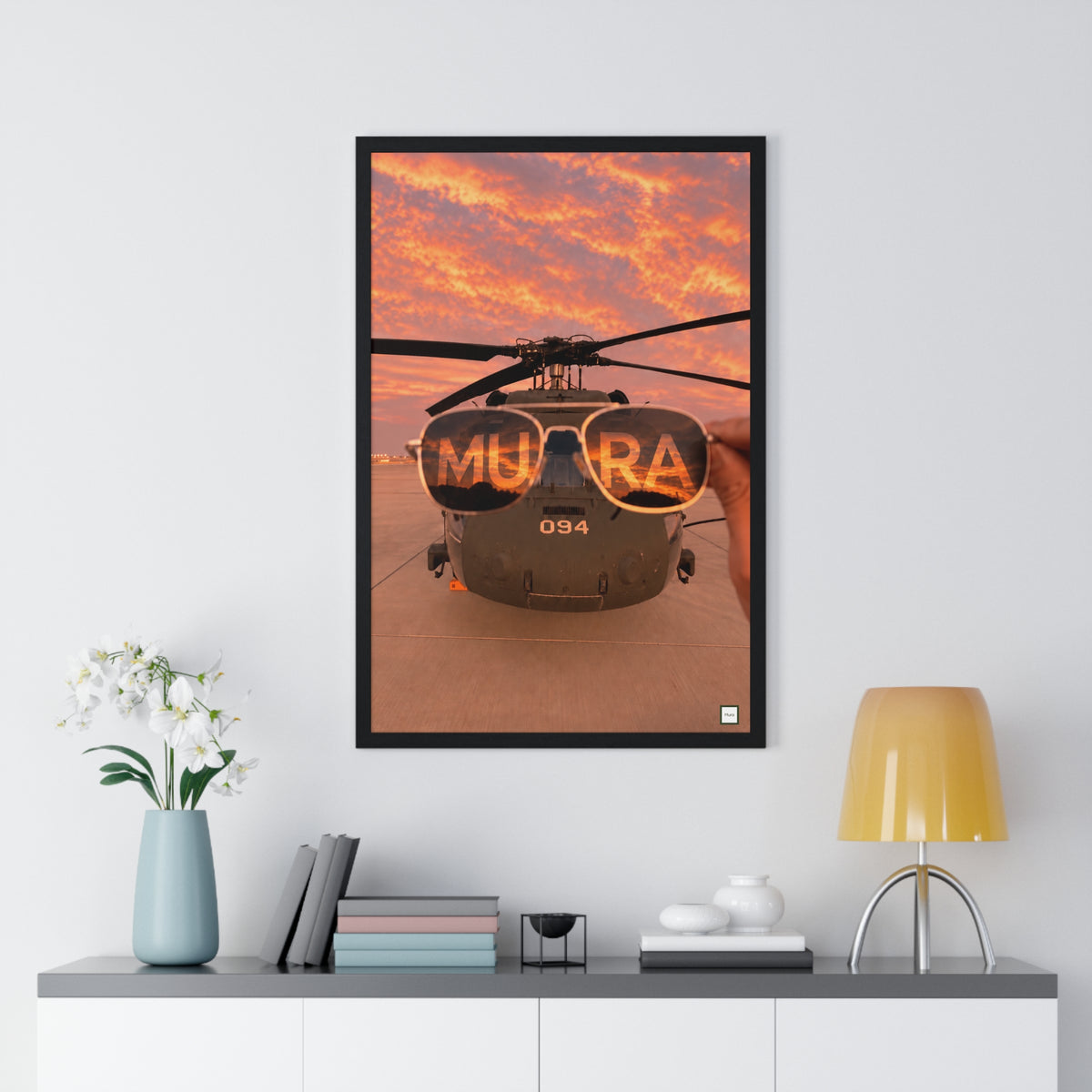 Vue du poster encadré Muraptère de Mura : hélicoptère militaire au coucher du soleil, lunettes d'aviateur reflétant MURA
