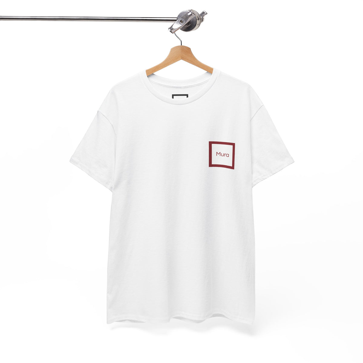 Tee-shirt blanc Mura, œuvre La colère se véhicule — porté