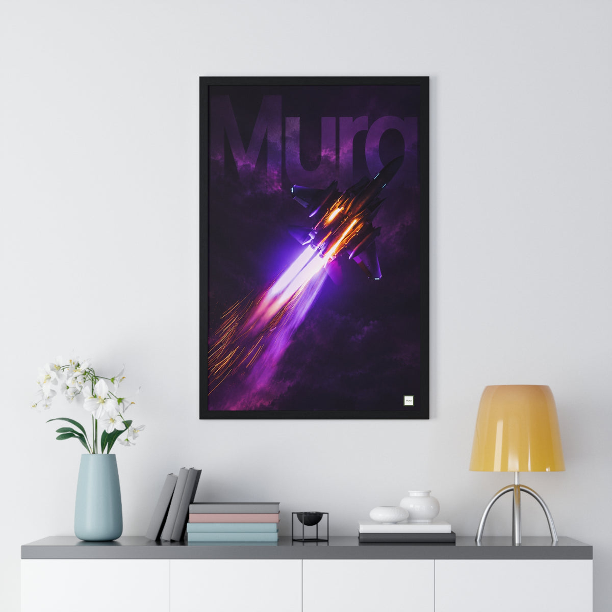 Vue du poster encadré Décollage de Mura : avion de chasse et traînée de feu dans un ciel violet