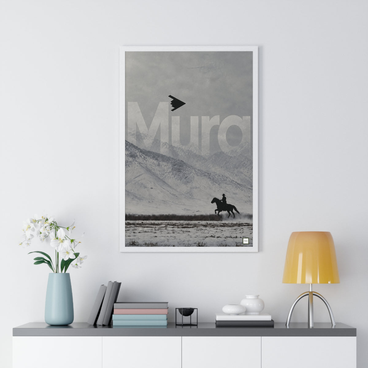 Vue du poster encadré Horse Fly de Mura : cavalier au galop et avion furtif dans une steppe enneigée, noir et blanc
