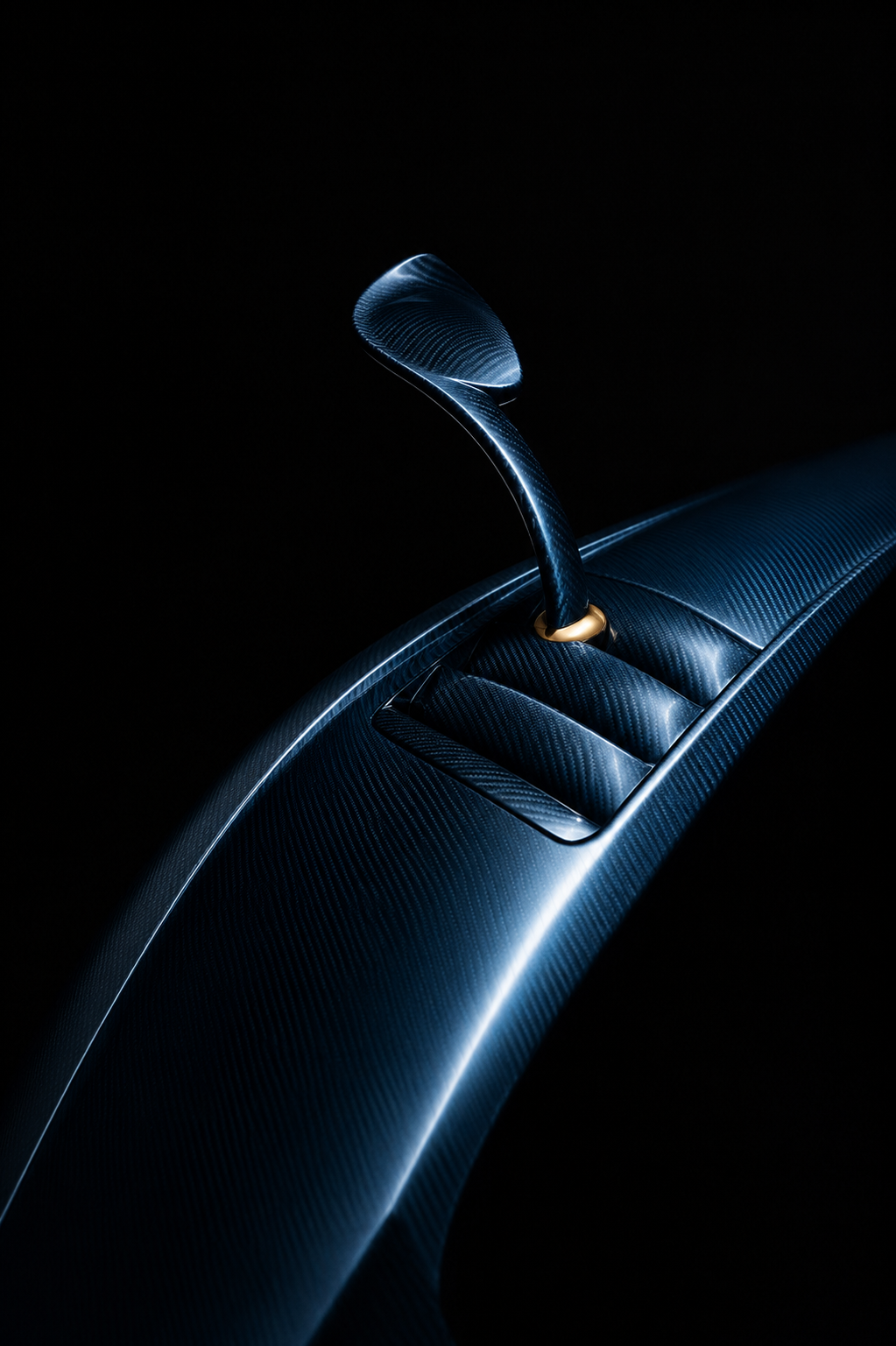 Courbe d'une carrosserie bleu nuit sculptée par la lumière