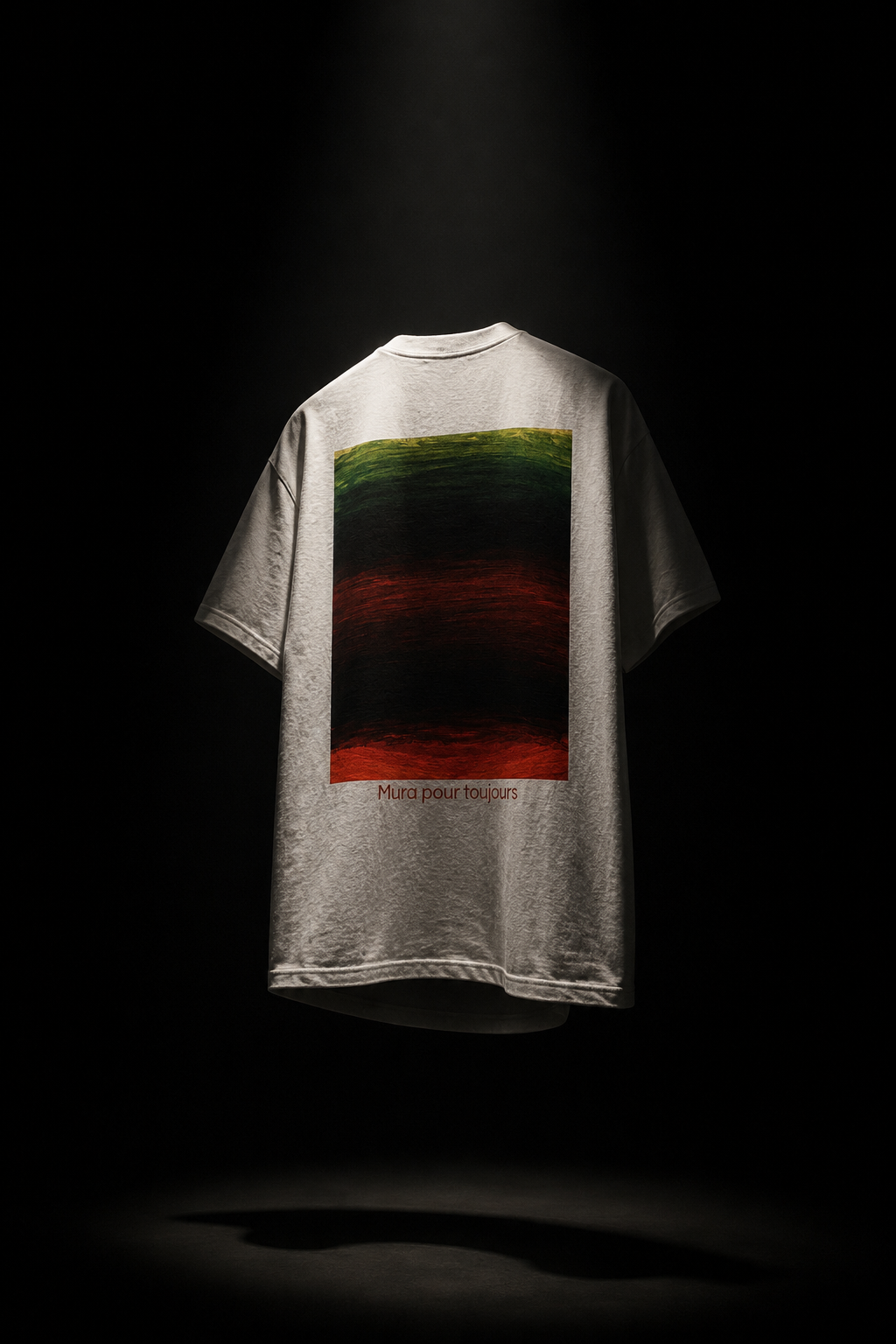 Tee-shirt Mura suspendu dans un espace d'exposition sombre
